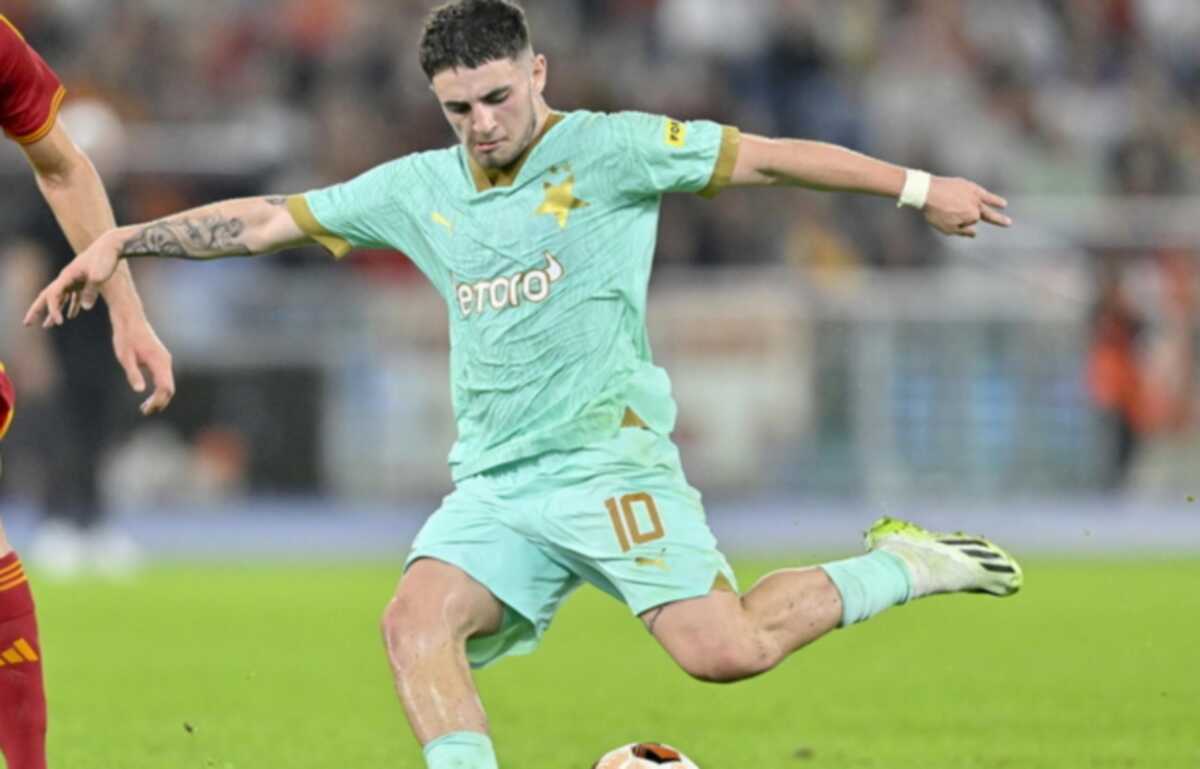 epa10941614 Slavia Prague’s Christos Zafeiris (R) in action during the UEFA Europa League group G soccer match AS Roma vs SK Slavia Prague at Olimpico stadium in Rome, Italy, 26 October 2023.  EPA