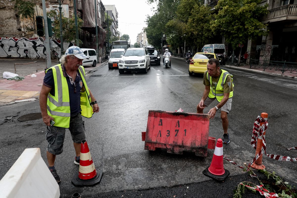 Πειραιάς: Καθίζηση του οδοστρώματος στην οδό Κρεββατά, έχει διακοπεί η κυκλοφορία