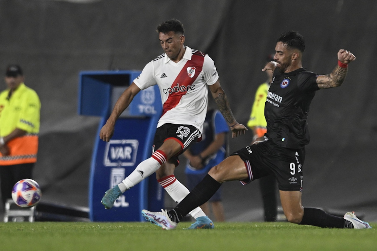 epa10464245 Enzo Diaz (L) of River disputes a ball with Gabriel Avalos of Argentinos Juniors during the soccer match between River Plate and Argentinos Juniors at Monumental stadium in Buenos Aires, Argentina 12 February 2023.  EPA