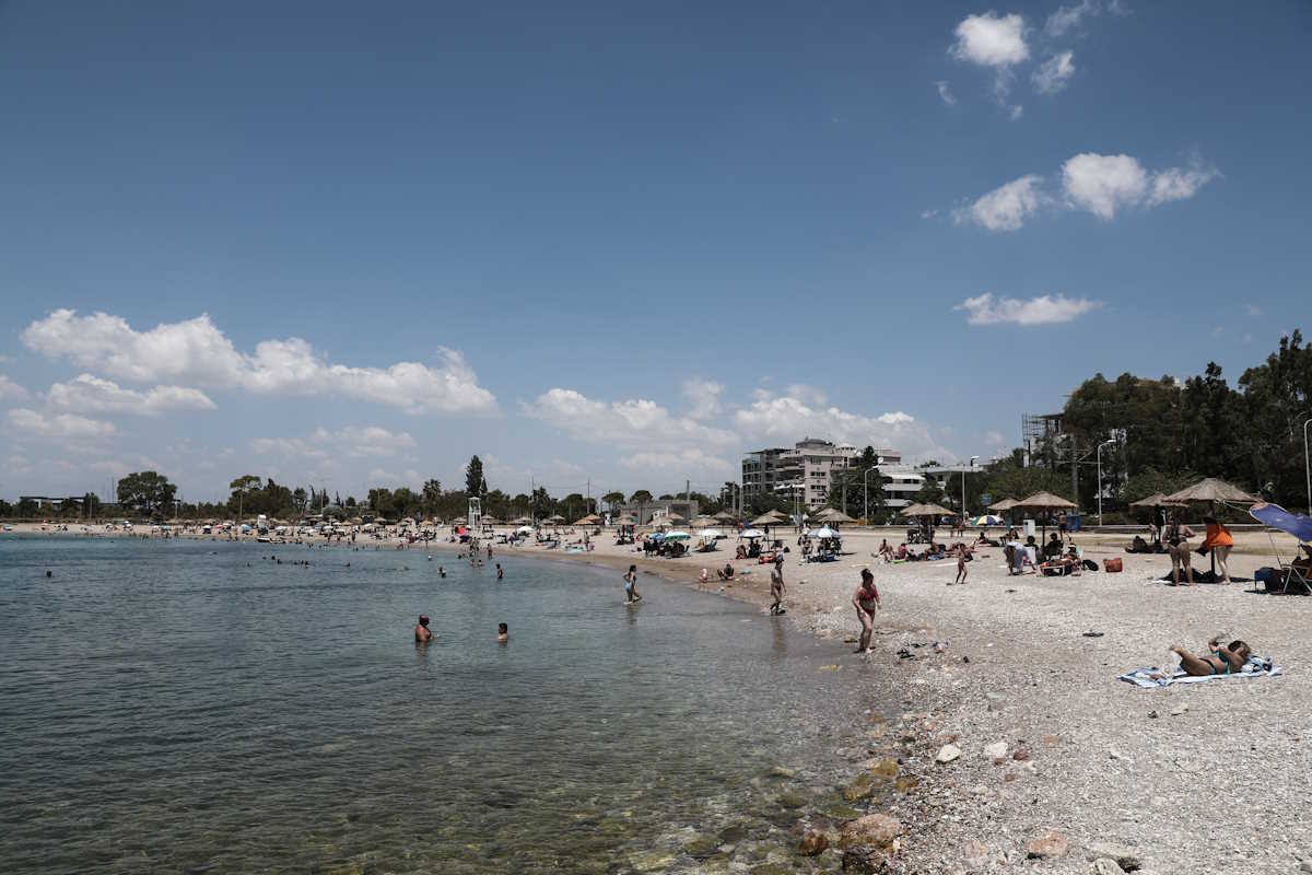 Κόσμος σε παραλία της Γλυφάδας, Πέμπτη 8 Ιουλίου 2021.
(EUROKINISSI