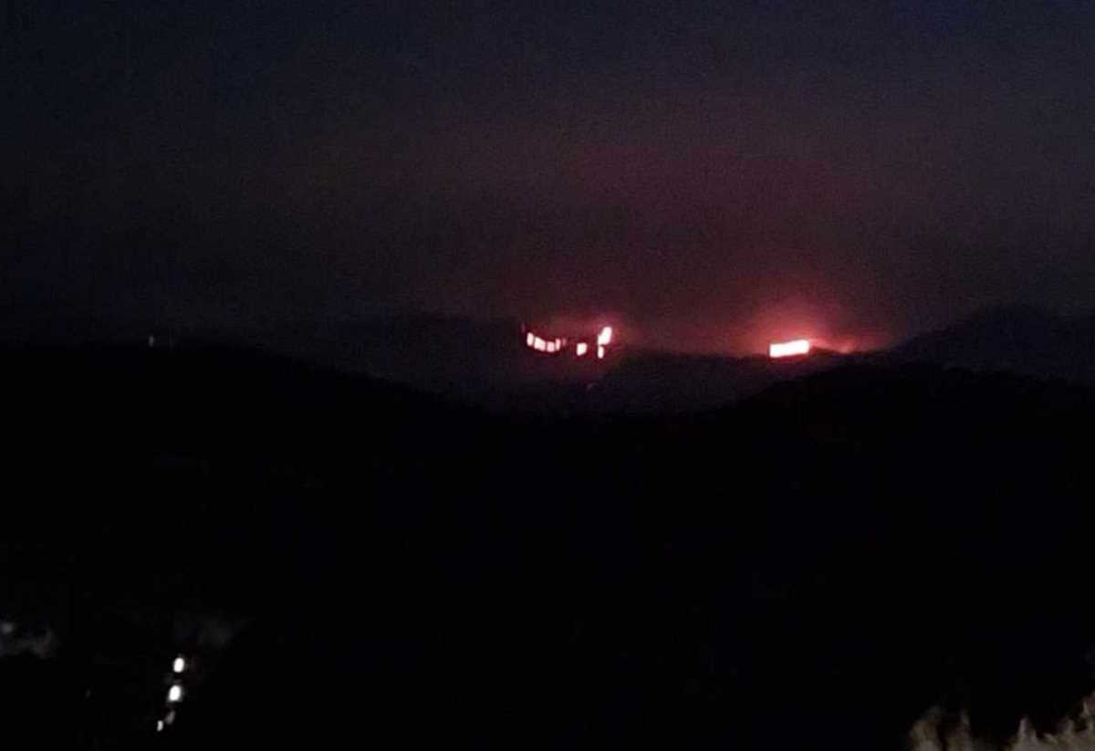 Φωτιά στους Φούρνους Ικαρίας: Επεκτείνεται το μέτωπο, ώρες αγωνίας – Σε ετοιμότητα και το λιμενικό, δείτε βίντεο