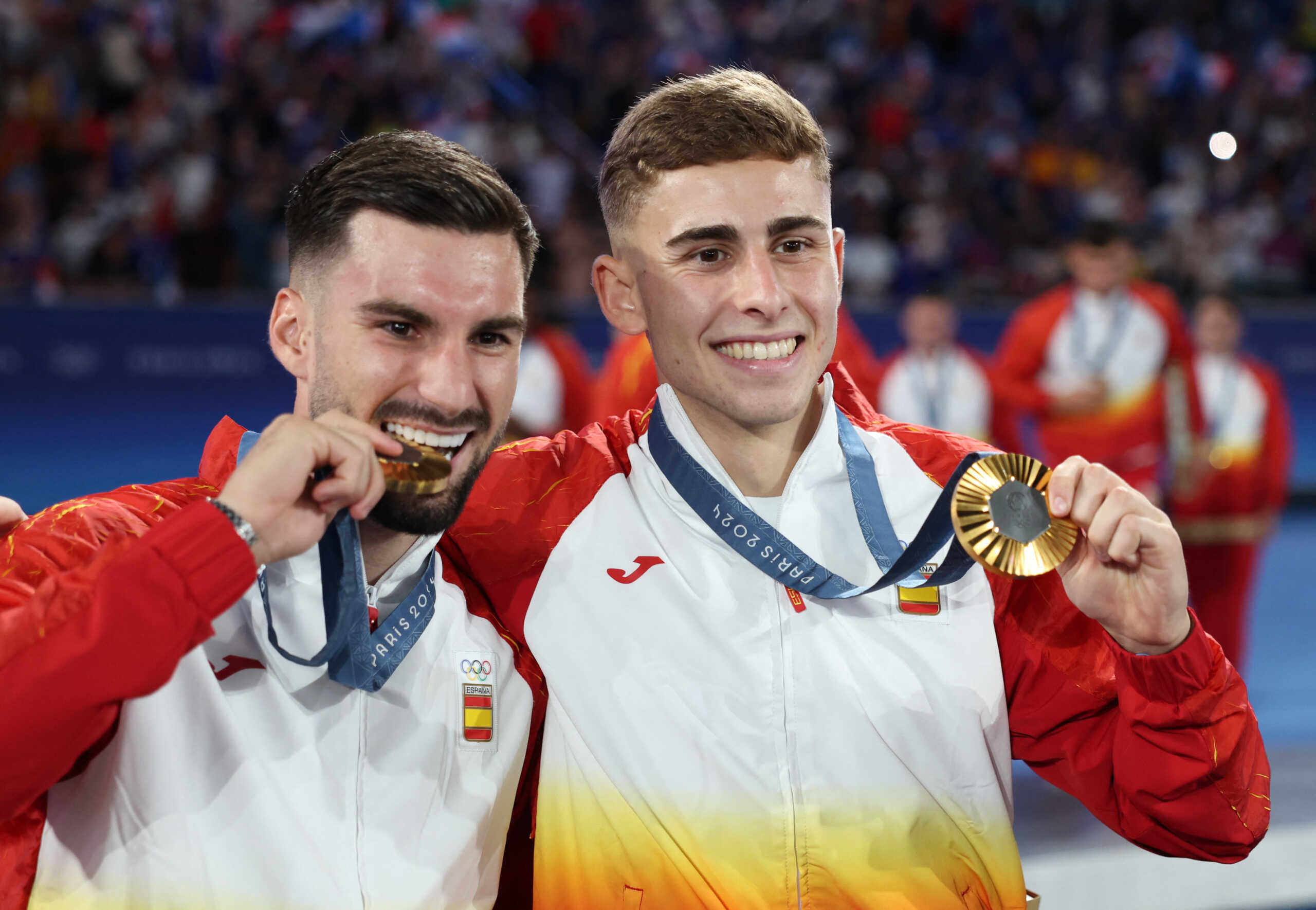 Paris 2024 Olympics - Football - Men's Gold Medal Match - France vs Spain - Parc des Princes, Paris, France - August 09, 2024.  Gold medallists Alex Baena of Spain and Fermin Lopez of Spain celebrate with their medals. REUTERS