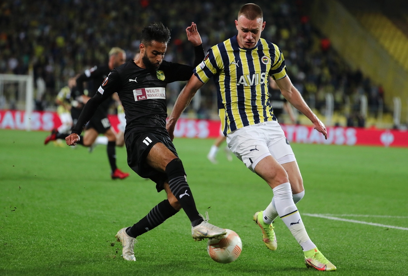 epa10227914 Atilla Szalai (R) of Fenerbahce in action against Imad Faraj (L) of Larnaca during the UEFA Europa League group B soccer match between Fenerbahce SK and AEK Larnaca in Istanbul, Turkey, 06 October 2022.  EPA
