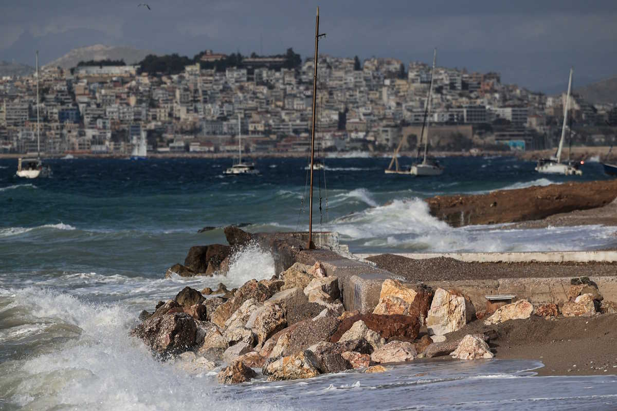 Κύματα στην θάλασσα σε παραλία της Αττικής. 
(ΓΙΩΡΓΟΣ ΚΟΝΤΑΡΙΝΗΣ