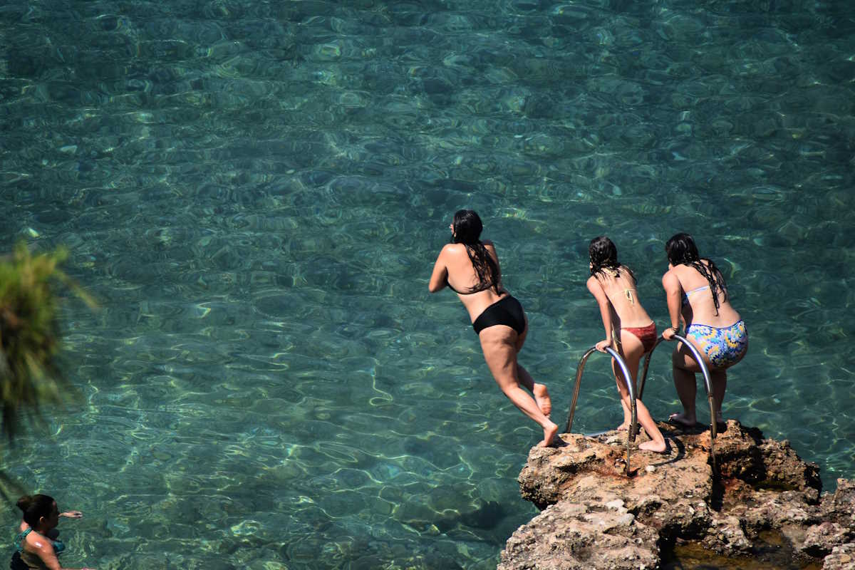 ΝΑΥΠΛΙΟ - ΖΕΣΤΗ ΚΑΙ ΜΠΑΝΙΟ ΣΤΗ ΠΑΡΑΛΙΑ ΤΗΣ ΑΡΒΑΝΙΤΙΑΣ. (ΒΑΣΙΛΗΣ ΠΑΠΑΔΟΠΟΥΛΟΣ
