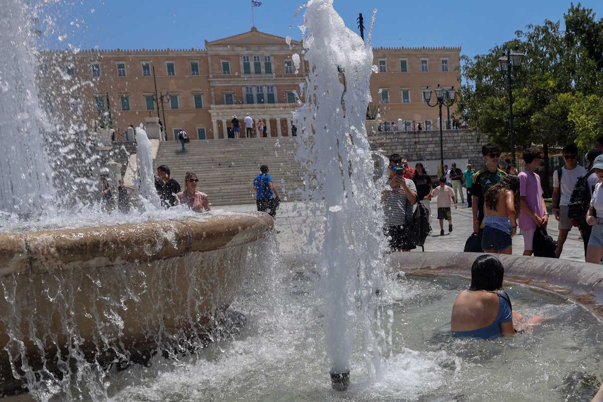 Στιγμιότυπο από την Αθήνα, Παρασκευή 12 Ιουλίου 2024. Οι υψηλές θερμοκρασίες που επικρατούν τις τελευταίες ημέρες δημιουργούν μία αποπνικτική ατμόσφαιρα και δοκιμάζουν τις αντοχές των κατοίκων, ιδιαίτερα των ευπαθών ομάδων. 
(ΠΑΝΑΓΟΠΟΥΛΟΣ ΓΙΑΝΝΗΣ