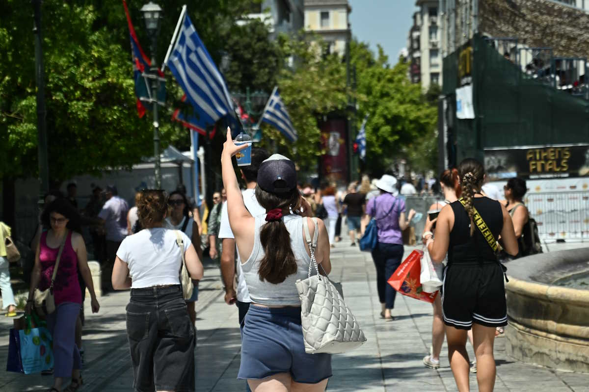 Στιγμιότυπο από το κέντρο της Αθήνας, Σάββατο 20 Ιουλίου 2024. Ακραία ζέστη αντιμετωπίζουν οι κάτοικοι της Αθήνας αλλά και σε όλη τη χώρα, καθώς συνεχίζεται ο καύσωνας που σαρώνει την επικράτεια τις τελευταίες ημέρες. 
(ΚΩΣΤΑΣ ΤΖΟΥΜΑΣ