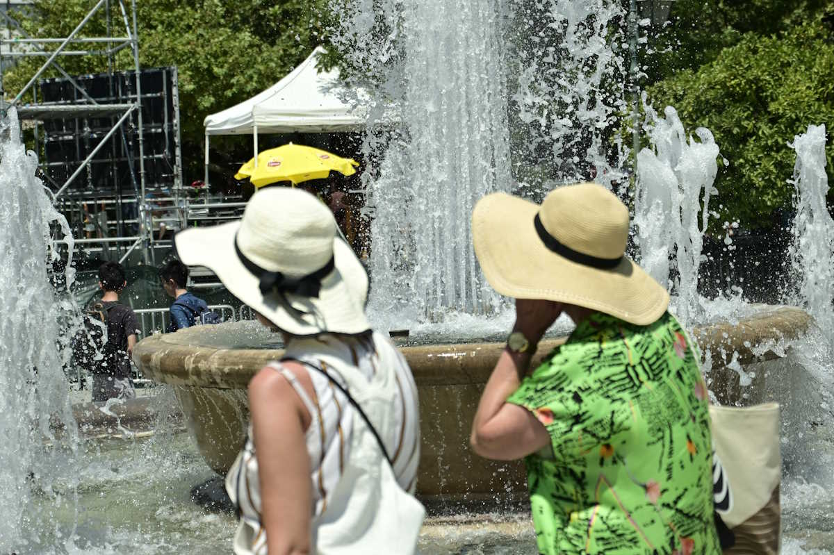 Στιγμιότυπο από το κέντρο της Αθήνας, Σάββατο 20 Ιουλίου 2024. Ακραία ζέστη αντιμετωπίζουν οι κάτοικοι της Αθήνας αλλά και σε όλη τη χώρα, καθώς συνεχίζεται ο καύσωνας που σαρώνει την επικράτεια τις τελευταίες ημέρες. 
(ΚΩΣΤΑΣ ΤΖΟΥΜΑΣ