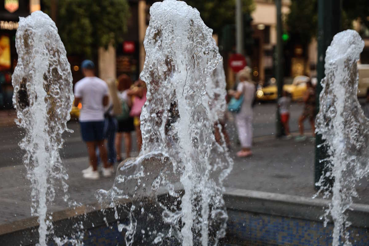 ΣΤΙΓΜΙΟΤΥΠΑ ΣΤΟ ΣΥΝΤΡΙΒΑΝΙ ΣΤΗ ΠΛΑΤΕΙΑ ΣΥΝΤΑΓΜΑΤΟΣ (ΓΙΑΝΝΗΣ ΠΑΝΑΓΟΠΟΥΛΟΣ