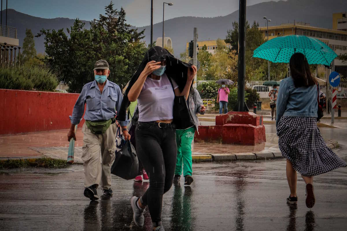 Καλοκαιρινή μπόρα στην Αθήνα,στιγμιότυπα από την γέφυρα στην Κατεχάκη, Παρασκευή 11 Ιουνίου 2021  (ΓΙΕΝΑΝΤΑ ΝΤΕΛΑΙ