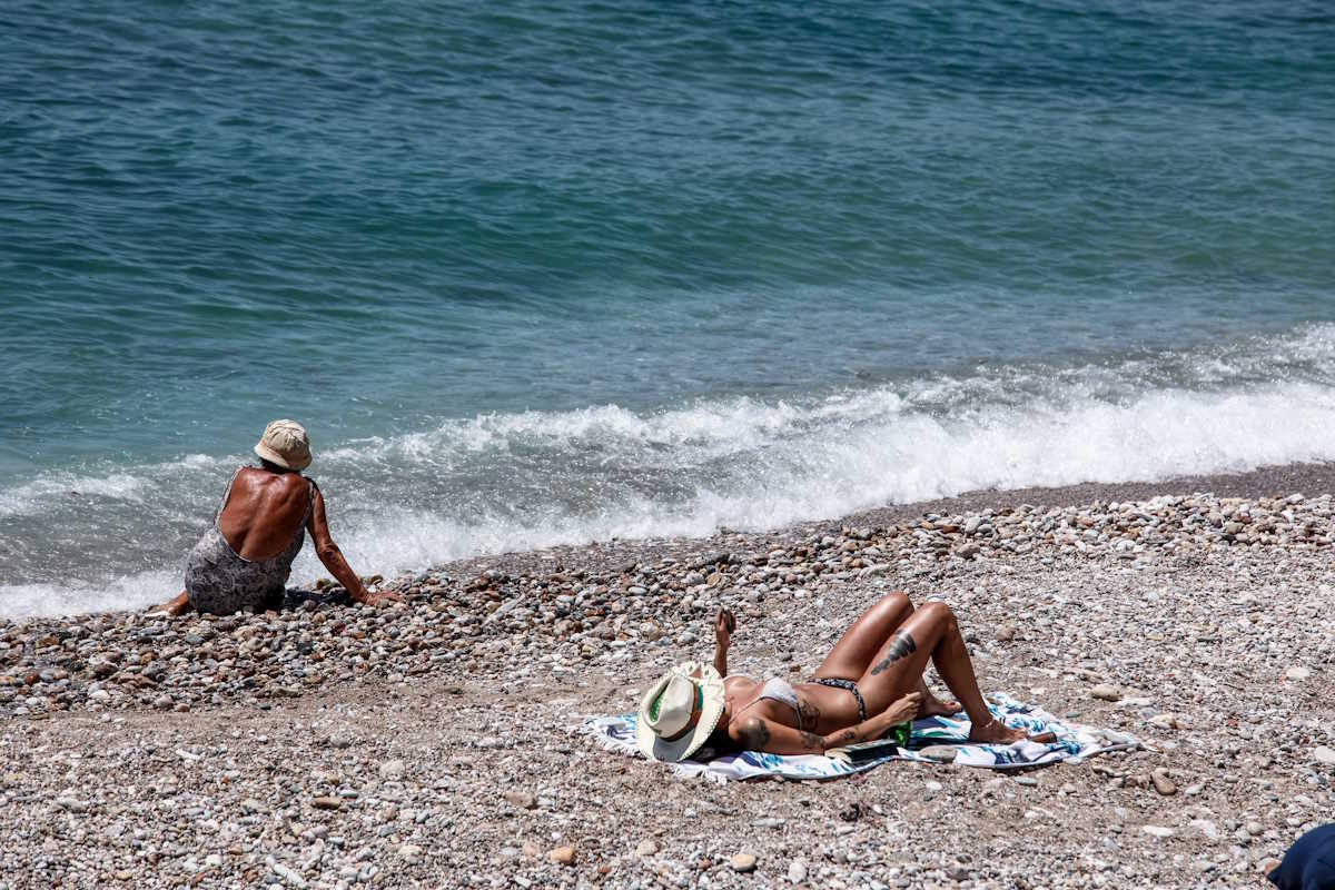 Υψηλές θερμοκρασίες, οδηγούν όσους βρίσκονται ακόμα στην πόλη της Αθήνας στις παραλίες για λίγη δροσιά. Παρασκευή 2 Αυγούστου 2024  (ΜΑΡΙΑΝΘΗ ΤΣΟΜΠΑΝΟΠΟΥΛΟΥ)
