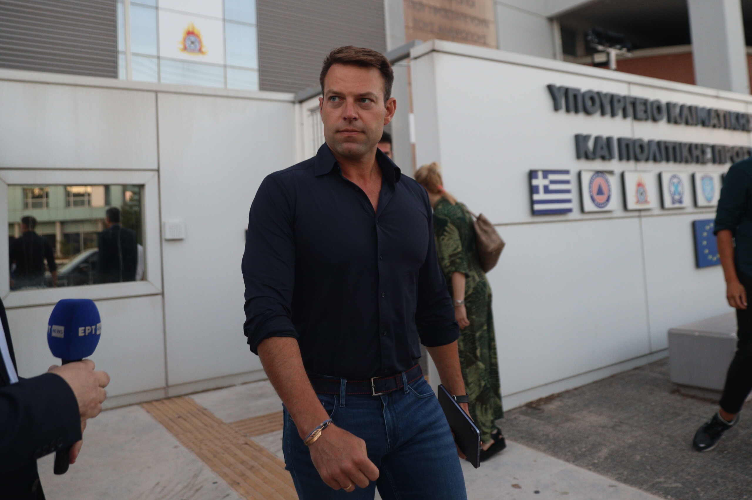 Κλιμάκιο  του ΣΥΡΙΖΑ-ΠΣ αποτελούμενο από τους Τομεάρχες του Κόμματος  Συμεών Κεδικογλου και Γιώργο Καραμέρο  επισκέπτεται το Κέντρο Επιχειρήσεων της Πυροσβεστικής στο Χαλάνδρι.
Επικεφαλής ο Στεφανος Κασσελάκης.  Δευτέρα 12 Αυγούστου 2024  (ΣΤΕΛΙΟΣ ΣΤΕΦΑΝΟΥ