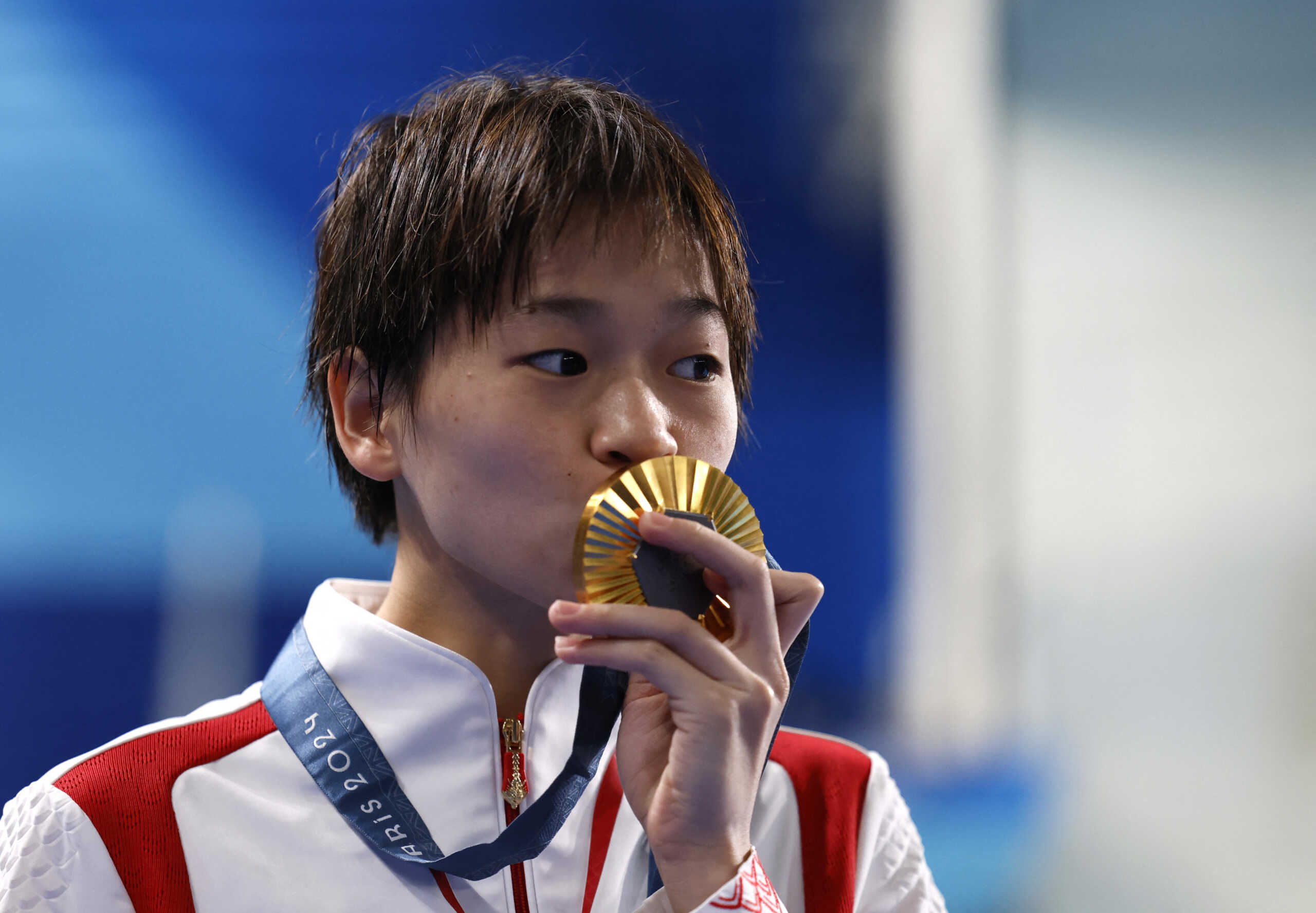 Paris 2024 Olympics - Diving - Women's 10m Platform Victory Ceremony - Aquatics Centre, Saint-Denis, France - August 06, 2024. Gold medallist Hongchan Quan of China kisses her medal on the podium. REUTERS