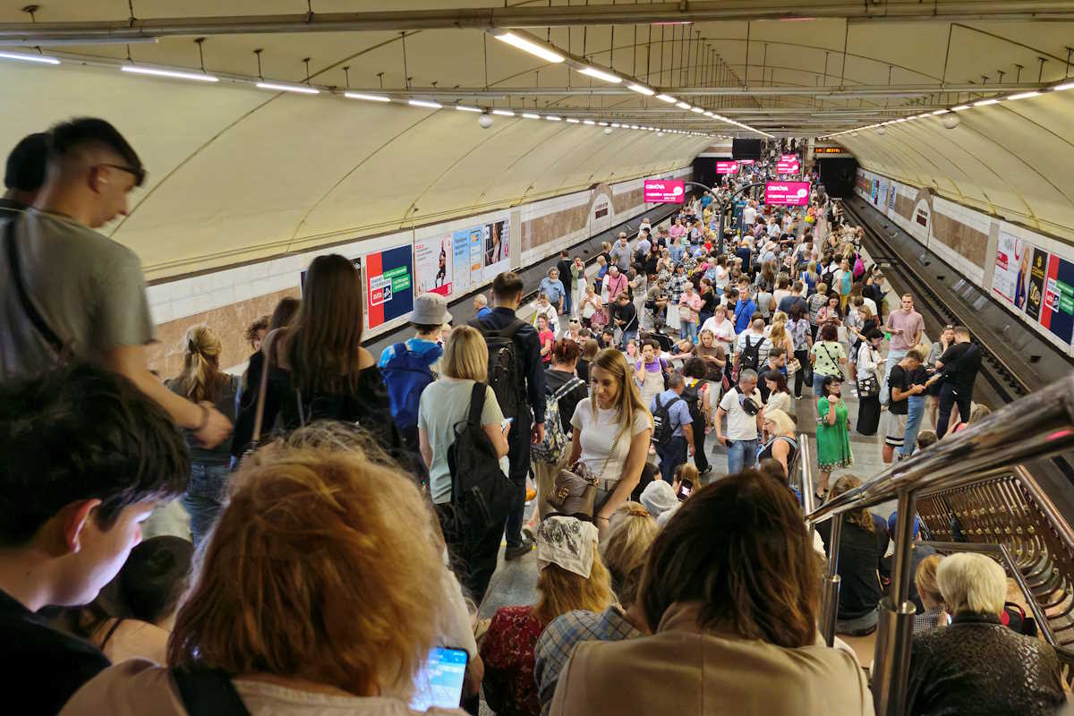 Πόλεμος στην Ουκρανία: Μία από τις μεγαλύτερες επιθέσεις εξαπέλυσε η Ρωσία – Χιλιάδες κάτοικοι του Κιέβου στα καταφύγια