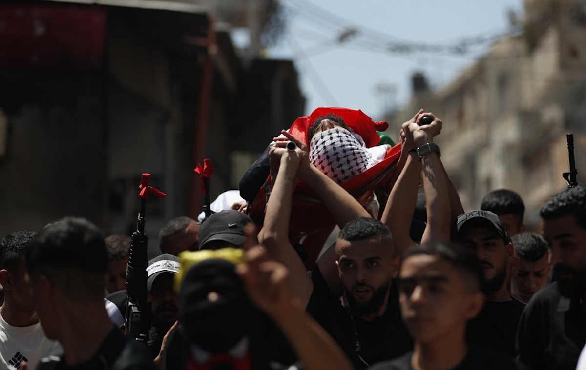 epa11549931 Palestinian mourners carry the body of Wael Mesha who was killed during an Israeli raid in the Balata refugee camp, near Nablus, West Bank 15 August 2024. At least two Palestinians were killed and ten others injured in an Israeli airstrike in the Balata refugee camp, according to the Palestinian Health Ministry.  EPA