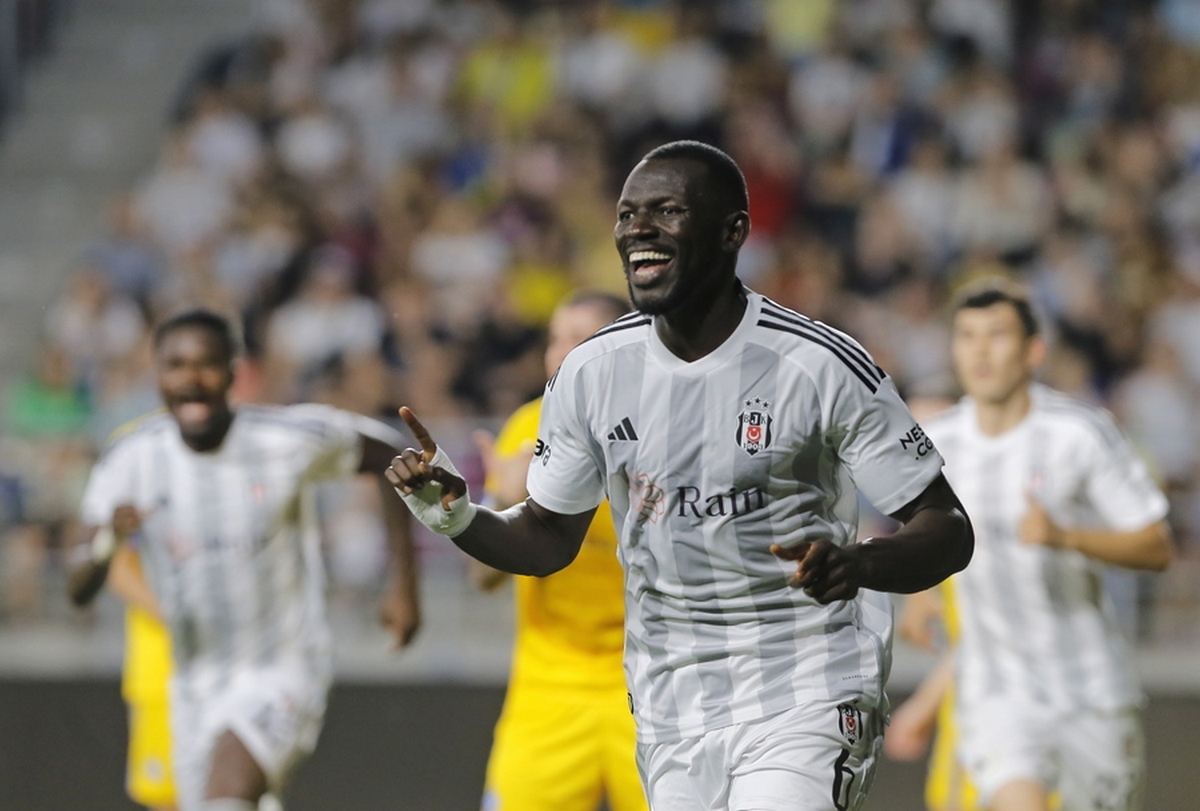 epa10818425 Besiktas' Omar Colley celebrates after scoring the 1-2 goal during the UEFA Europa Conference League Play-offs round, 1st leg match between Dynamo Kyiv and Besiktas in Bucharest, Romania, 24 August 2023.  EPA