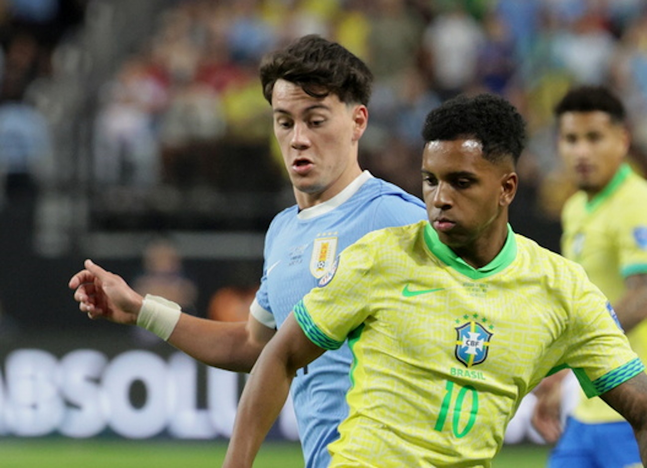 epa11464240 Rodrygo Silva of Brazil (R) in action against Facundo Pellistri of Uruguay (L) during the CONMEBOL Copa America 2024 Quarter-finals match between Uruguay and Brazil, in Las Vegas, Nevada, USA, 06 July 2024.  EPA
