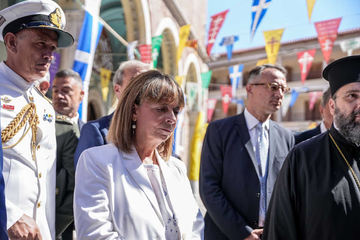 Η Πρόεδρος της Δημοκρατίας Κατερίνα Σακελλαροπούλου στη θεία λειτουργία για την εορτή της Κοιμήσεως της Θεοτόκου στον Ιερό Ναό Κοιμήσεως Θεοτόκου Αγιάσου, στη Λέσβο.  Πέμπτη 15 Αυγούστου 2024  (ΠΑΝΑΓΙΩΤΗΣ ΜΠΑΛΑΣΚΑΣ