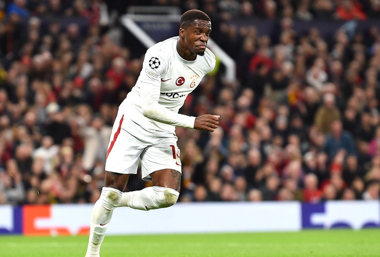 epa10898259 Wilfried Zaha of Galatasaray celebrates after scoring the 1-1 during the UEFA Champions League Group A match between Manchester United and Galatasaray Istanbul in Manchester, Britain, 03 October 2023.  EPA