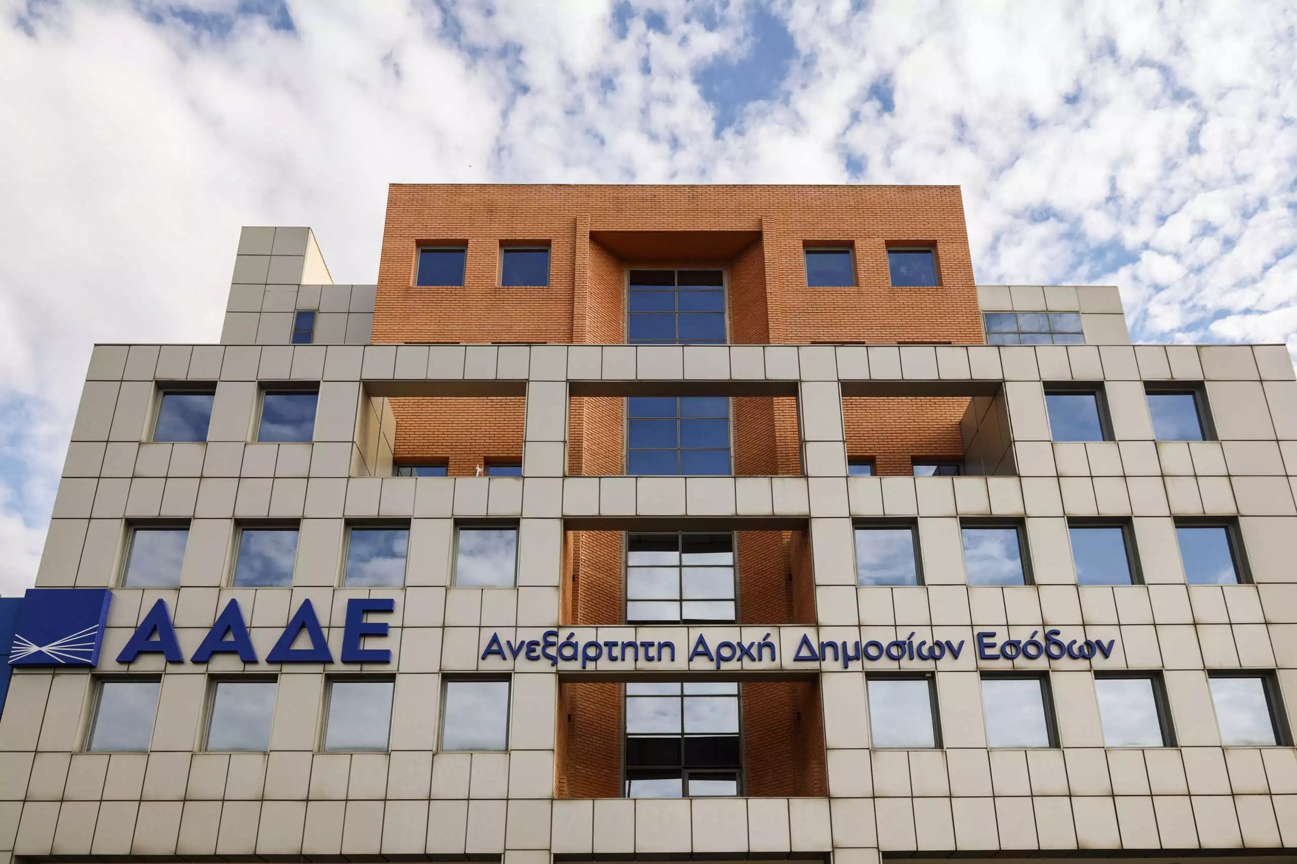 AAΔΕ: Ποιες φορολογικές υποχρεώσεις «λήγουν» στο τέλος του τρέχοντος μηνός