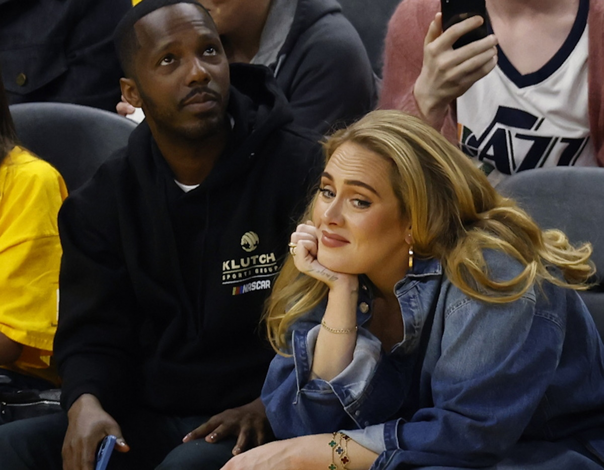 epa09962040 British singer-songwriter Adele (R) and her boyfriend Rich Paul (L) react during the second half of the NBA Playoffs, Western Conference Finals, game two between the Golden State Warriors and the Dallas Mavericks at Chase Center in San Francisco, California, USA, 20 May 2022.  EPA