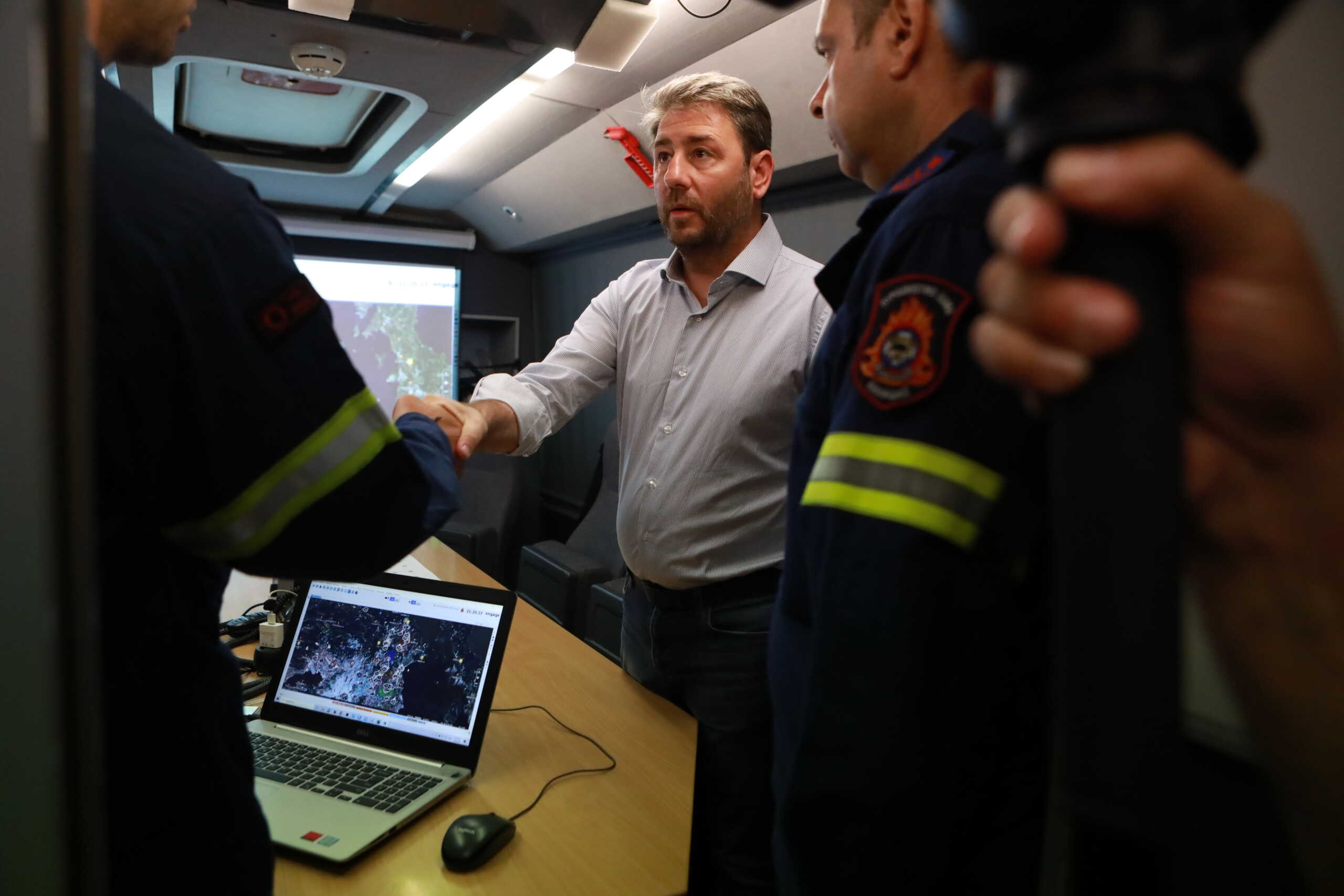 Ο ΠΡΟΕΔΡΟΣ ΤΟΥ ΠΑΣΟΚ ΝΙΚΟΣ ΑΝΔΡΟΥΛΑΚΗΣ ΣΤΟ ΕΠΙΧΕΙΡΗΣΙΑΚΟ ΚΕΝΤΡΟ"ΟΛΥΜΠΟΣ" ΣΤΗ ΠΛΑΤΕΙΑ ΤΗΣ Π.ΠΕΝΤΕΛΗΣ (ΓΡ.ΤΥΠΟΥ ΠΑΣΟΚ