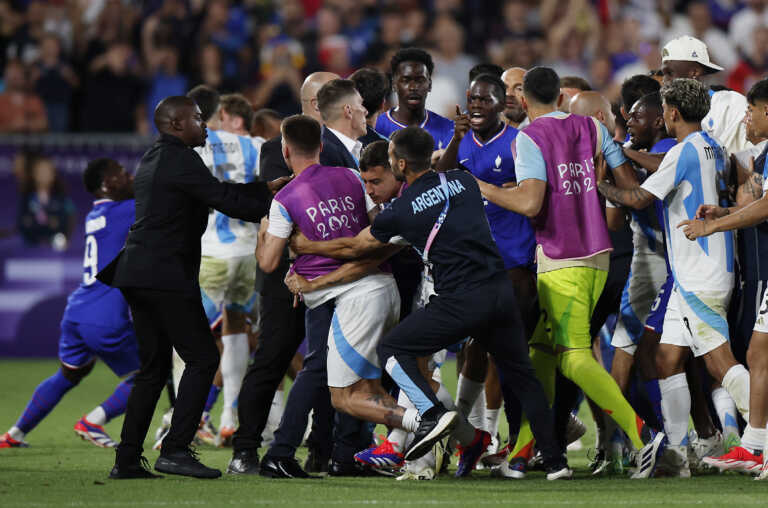 France-Argentina: Football players hold hands after final whistle