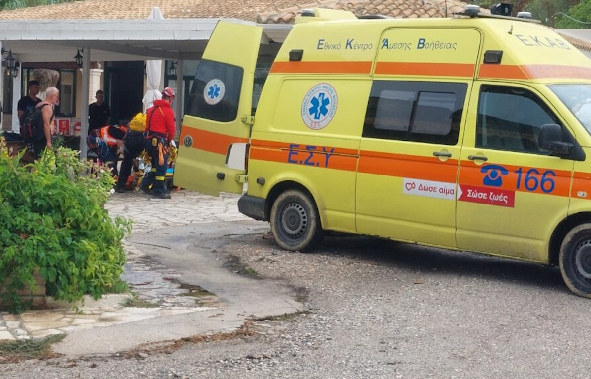 Κέρκυρα: Οικογένεια τουριστών εγκλωβίστηκε στην παραλία Γυαλί – Φωτογραφίες από τη διάσωσή τους