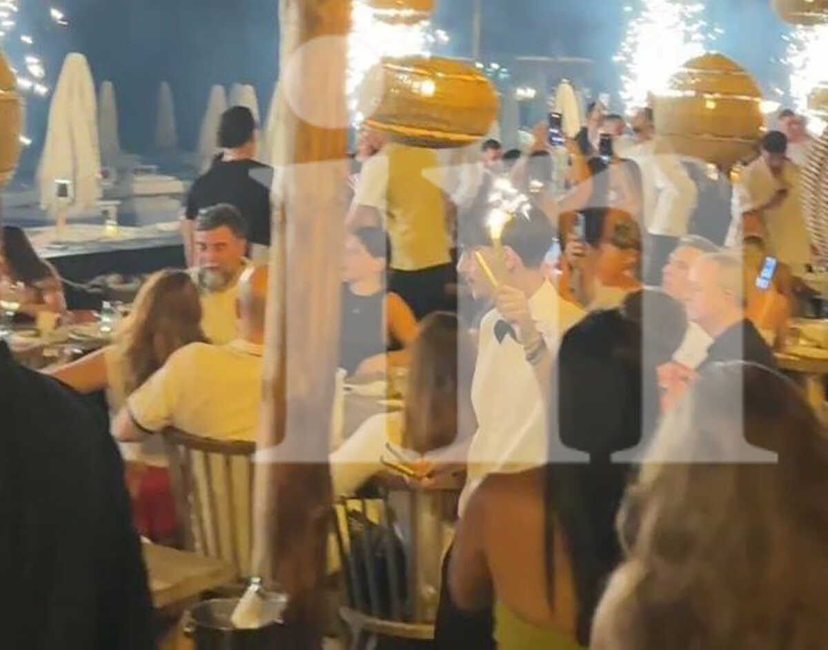 Ο Βασίλης Οικονόμου διασκέδαζε στη Ρόδο την ώρα που στην Αν. Αττική έδιναν μάχη με τις φλόγες