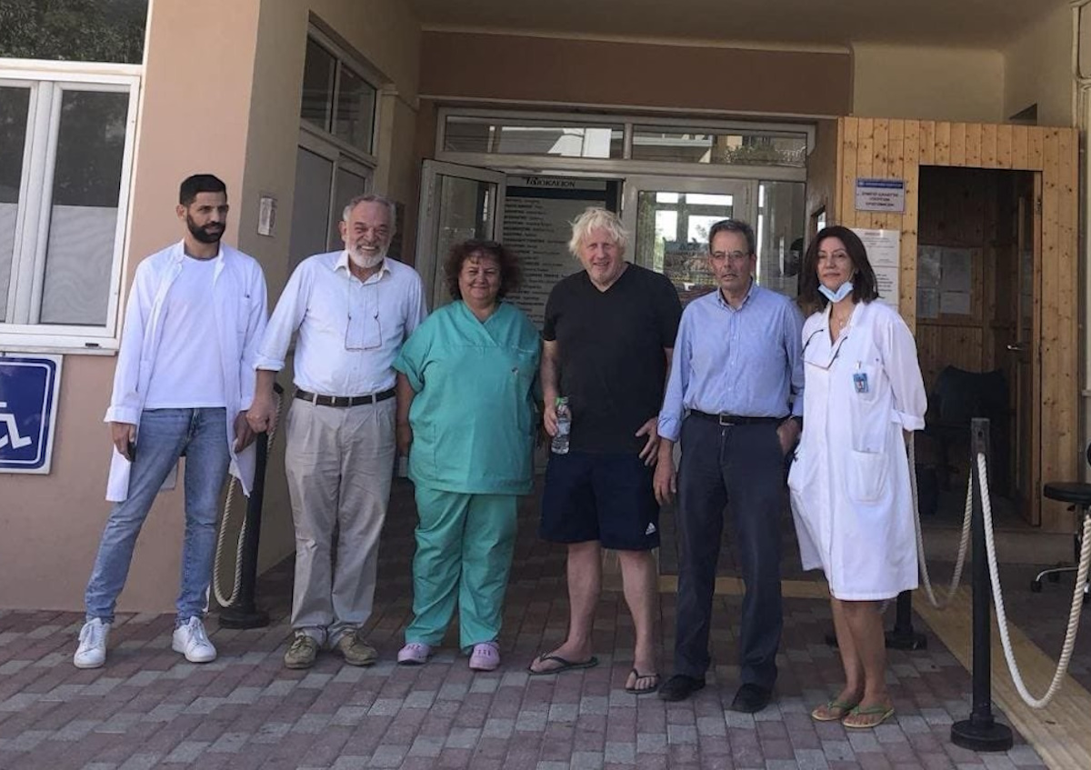 Ο Μπόρις Τζόνσον στα επείγοντα του νοσοκομείου Καρύστου: Οι φωτογραφίες με τους γιατρούς