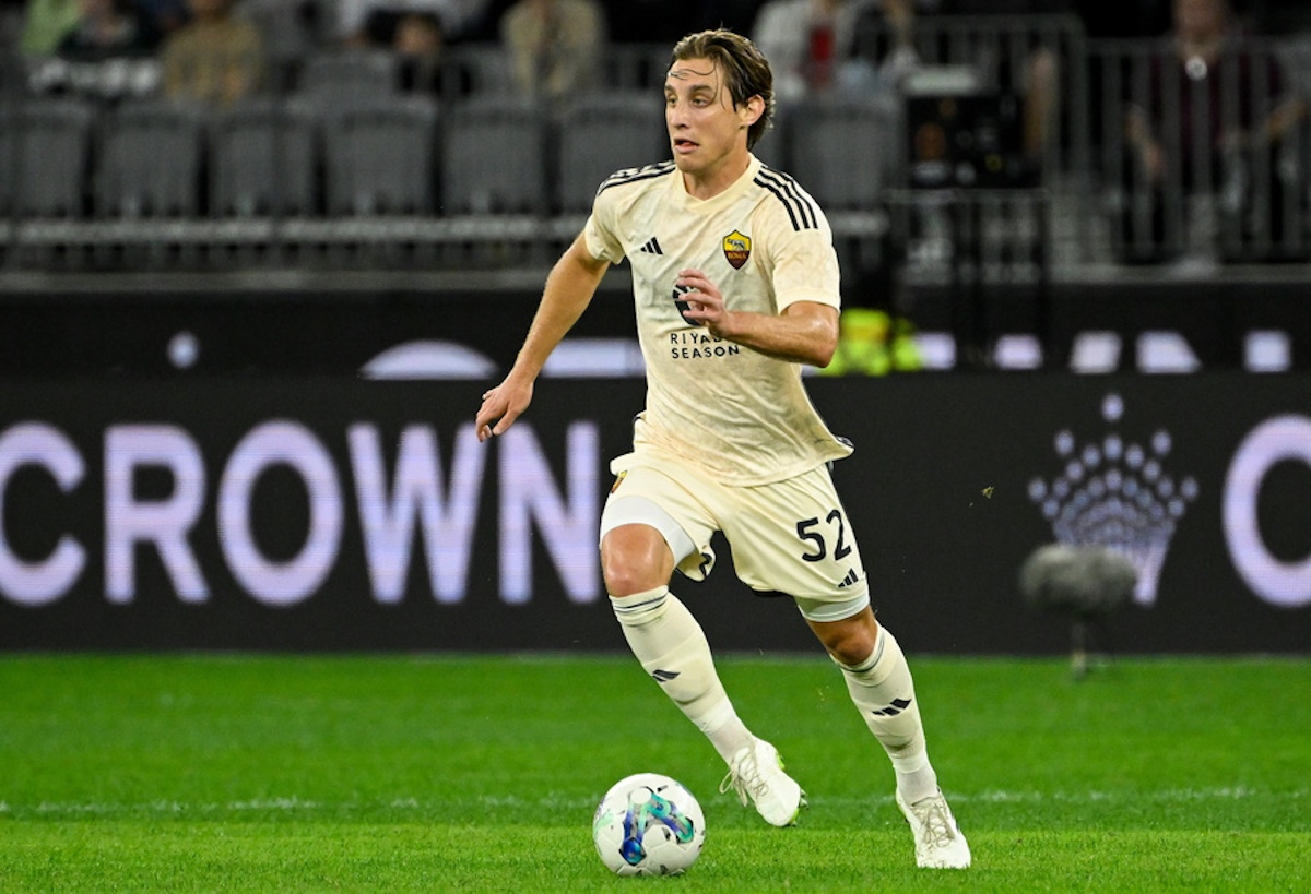 epa11381488 Edoardo Bove of Roma controls the ball during the soccer friendly match between AC Milan and AS Roma, in Perth, Australia, 31 May 2024.  EPA