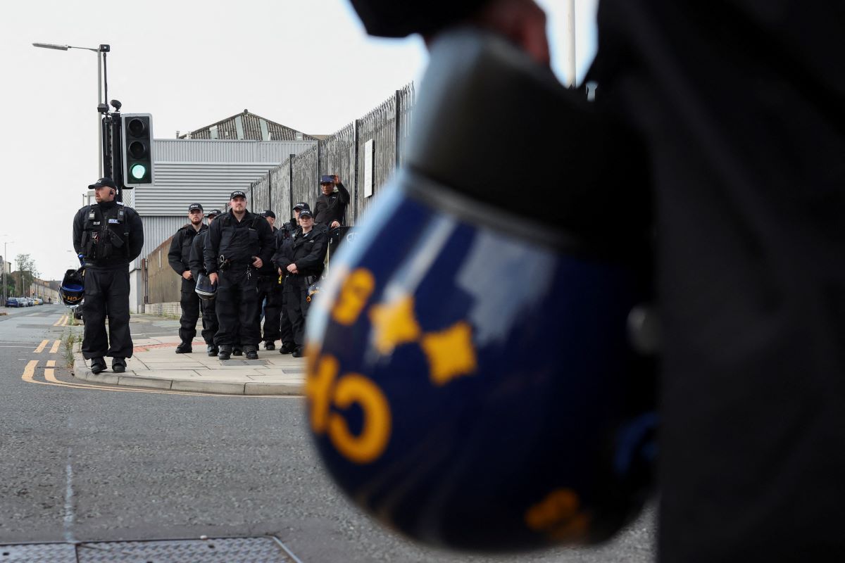 Βρετανία: Σε συναγερμό για νέες ταραχές το Σαββατοκύριακο – Επιπλέον 1.000 αστυνομικοί στους δρόμους