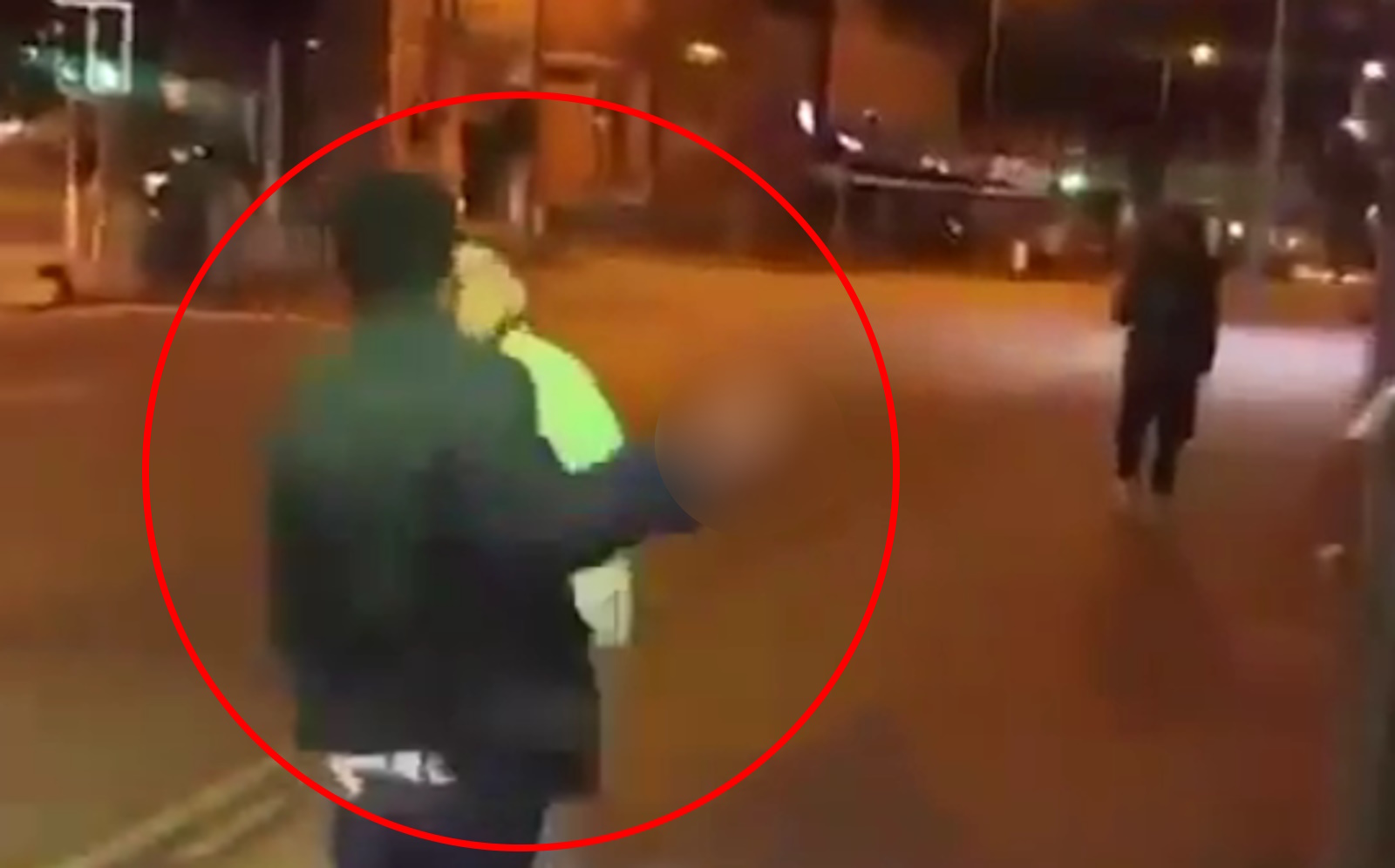 Μπέρμιγχαμ: Μαχαίρωσε εν ψυχρώ άνδρα την ώρα που είχε πάει βόλτα το παιδί του – Σκληρές εικόνες