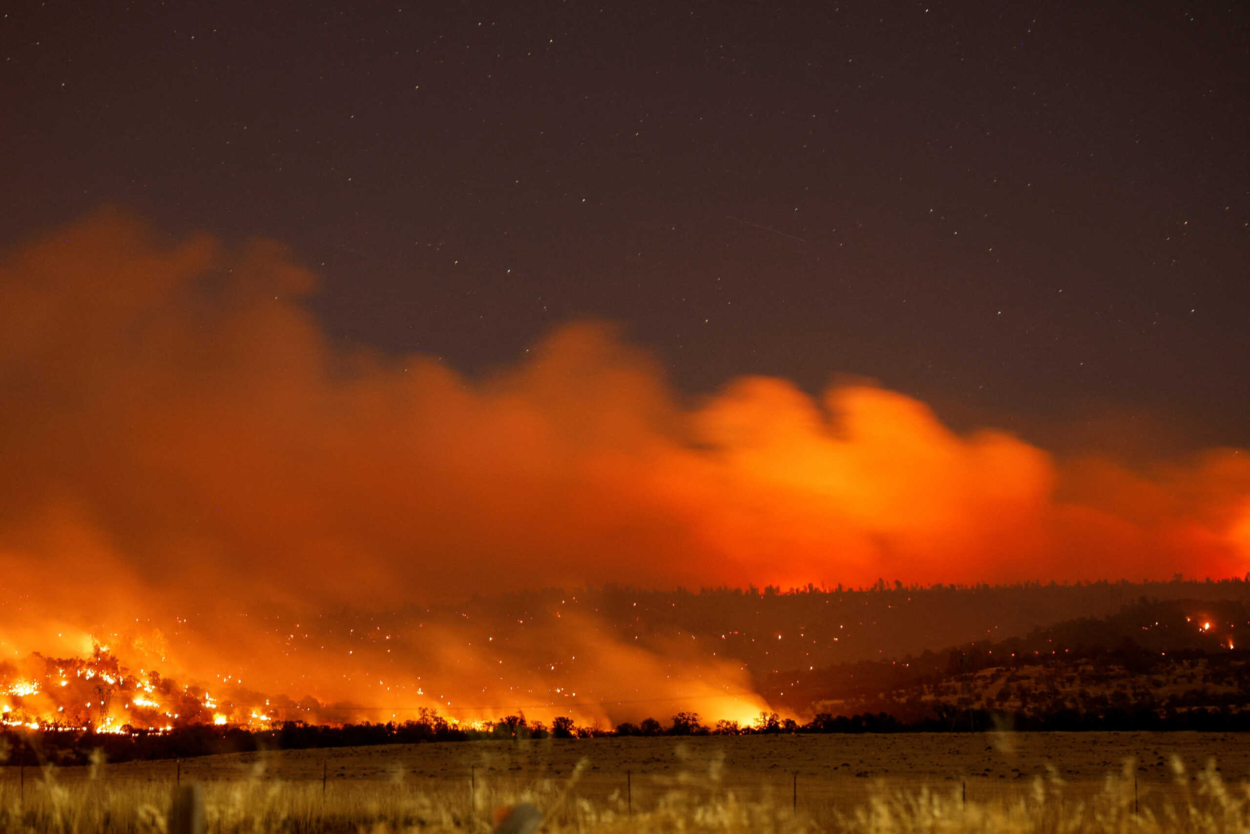 FILE PHOTO: Smoke and flame rise from Park Fire burning near Chico, California, U.S., July 25, 2024. Picture taken with long exposure. REUTERS