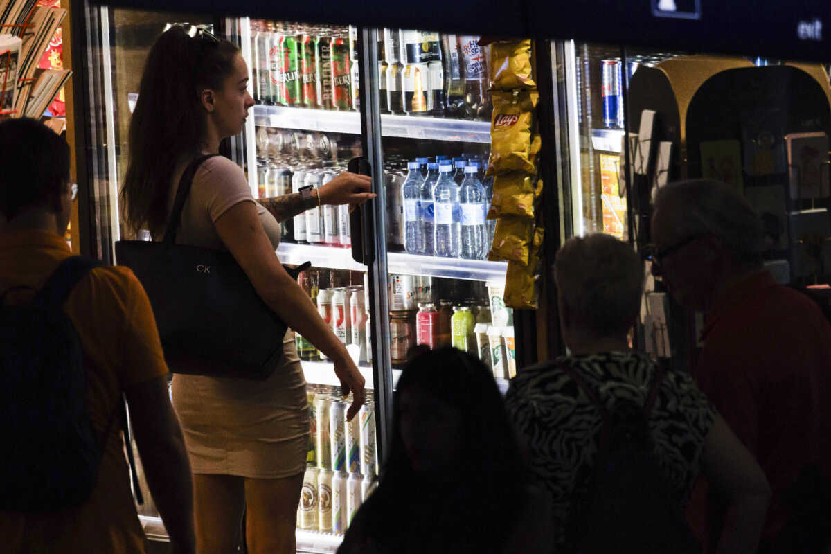 Selling drinks at a refrigerator in the train station, Berlin, August 6, 2024. Photo by: Ute Grabowsky