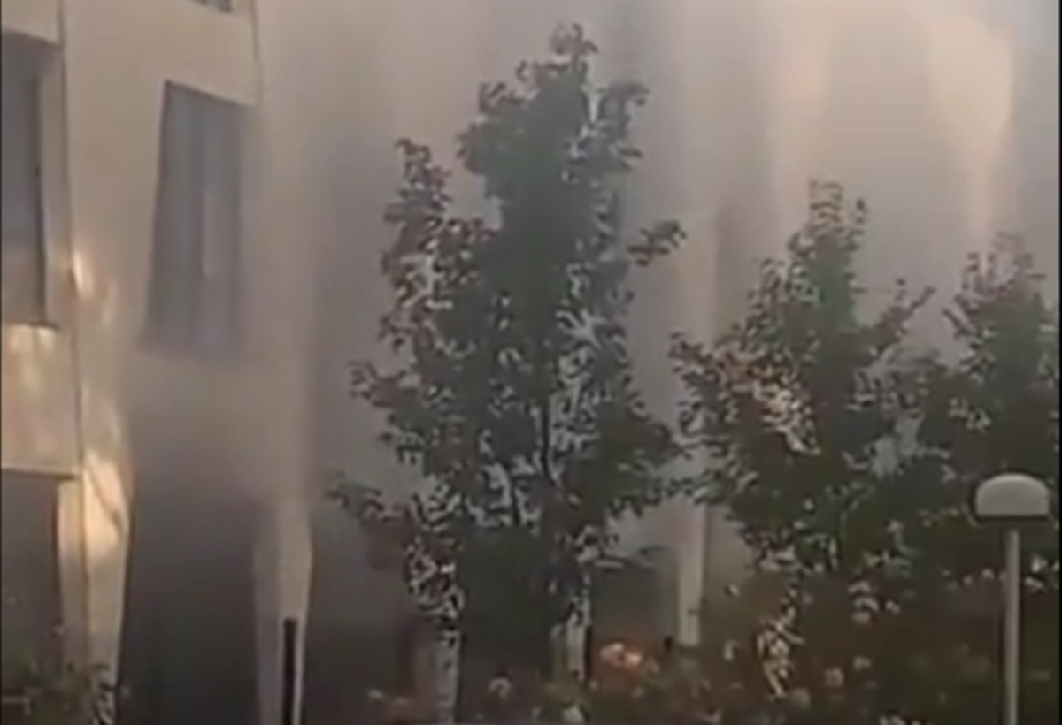 Γαλλία: Έκρηξη και πυρπόληση αυτοκινήτων μπροστά σε συναγωγή