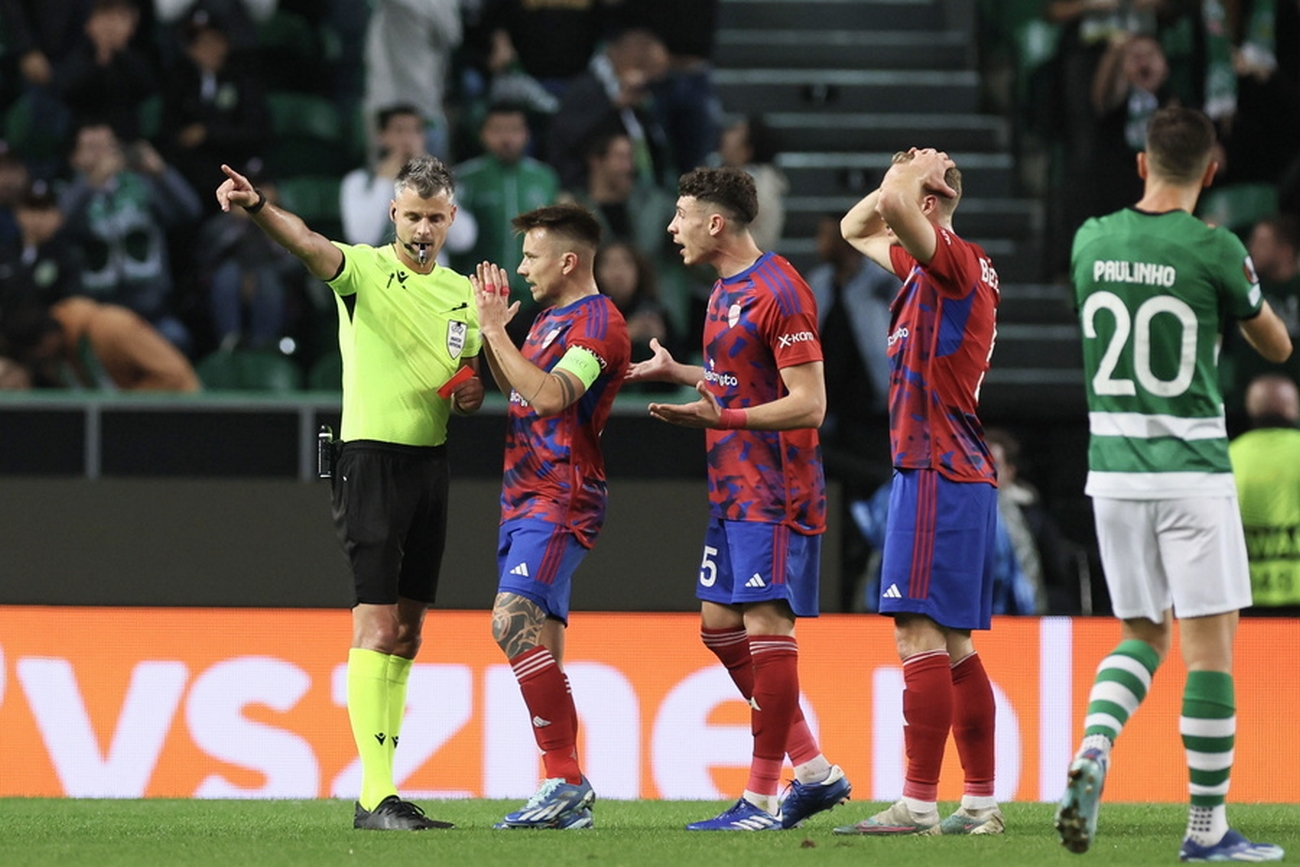 epa10967413 Referee Enea Jorgji (L) gives a red card to Rakow`s Bogdan Racovitan (2L) during the UEFA Europa League Group D soccer match between Sporting CP and Rakow Czestochowa, in Lisbon, Portugal, 09 November 2023.  EPA