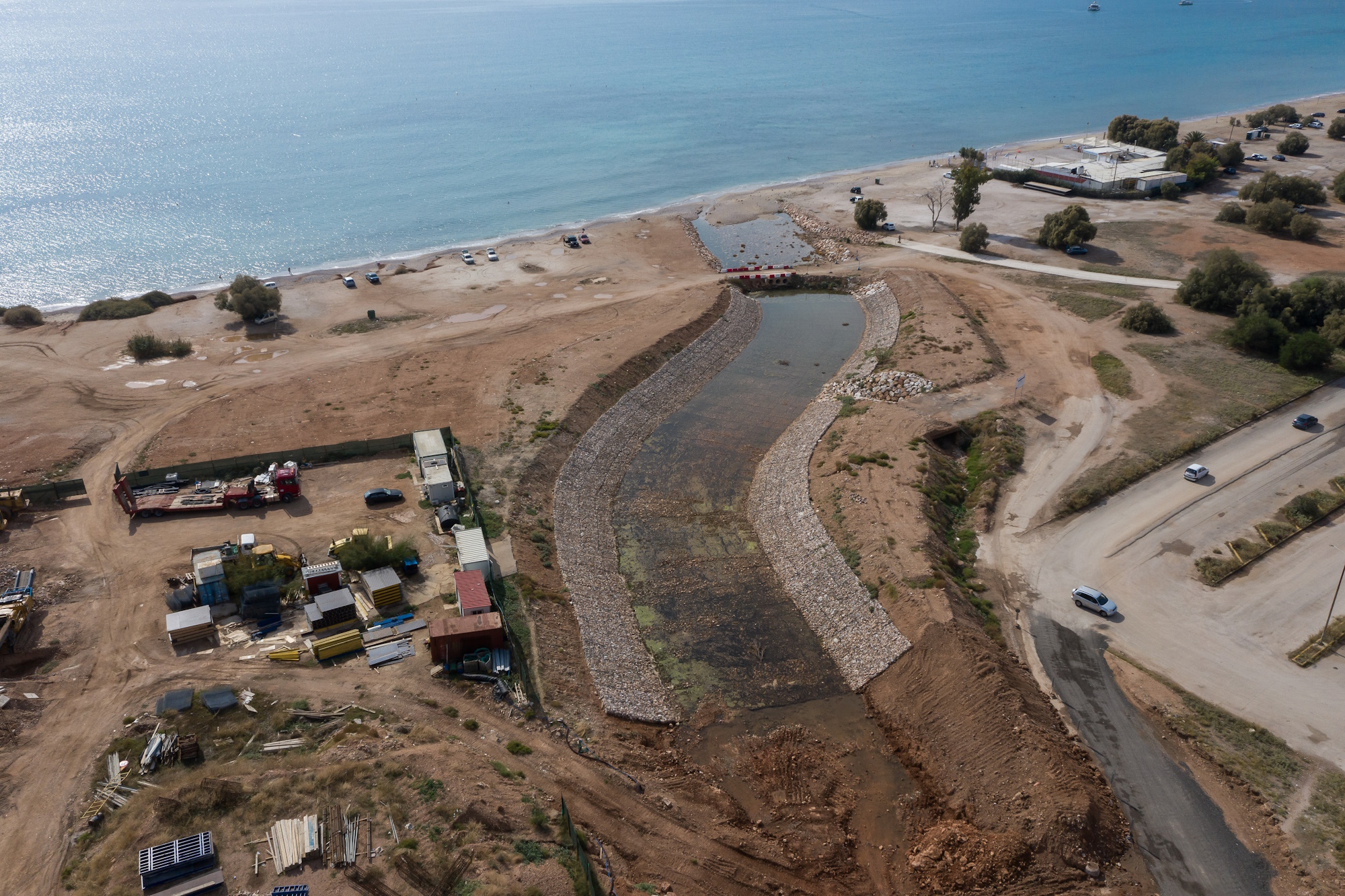 Αντιπλημμυρικά έργ στην παραλία της Βάρκιζας Αττική. Το συγκεκριμένο έργο ξεκίνησε τον Ιουνιο 2019 και αναμένεται να ολοκληρωθεί στα μέσα του 2021, εξαιτίας καθυστερήσεων που προέκυψαν απο υπόγειες πηγές νερού που ηταν άγνωστες μεχρι σήμερα και εχουν σαν αποτέλεσμα να απαιτούνται μεγαλύτερες παρεμβάσεις.
(EUROKINISSI