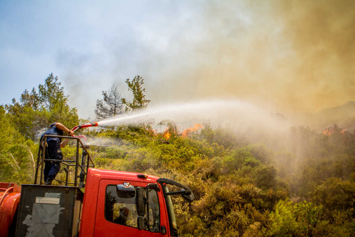 Η μάχη με τις συνεχείς αναζωπυρώσεις συνεχίζεται για έννατη ημέρα στο νησί της Ρόδου.Η πυρκαγιά έχει προκαλέσει μεγάλες καταστροφές στις τουριστικές υποδομές του νησιού, αλλά και σε σπίτια και καταστήματα.Εικόνες από την αναζωπύρωση στο Βάτι, Τετάρτη 26 Ιουλίου 2023 (ΛΕΥΤΕΡΗΣ ΔΑΜΙΑΝΙΔΗΣ
