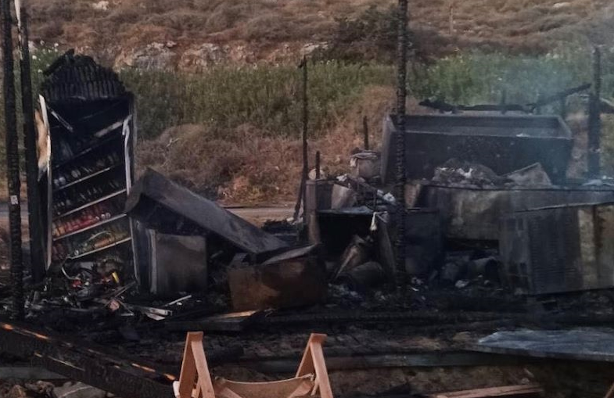 Ρέθυμνο: Εικόνες από τη φωτιά που κατέστρεψε beach bar στην Επισκοπή