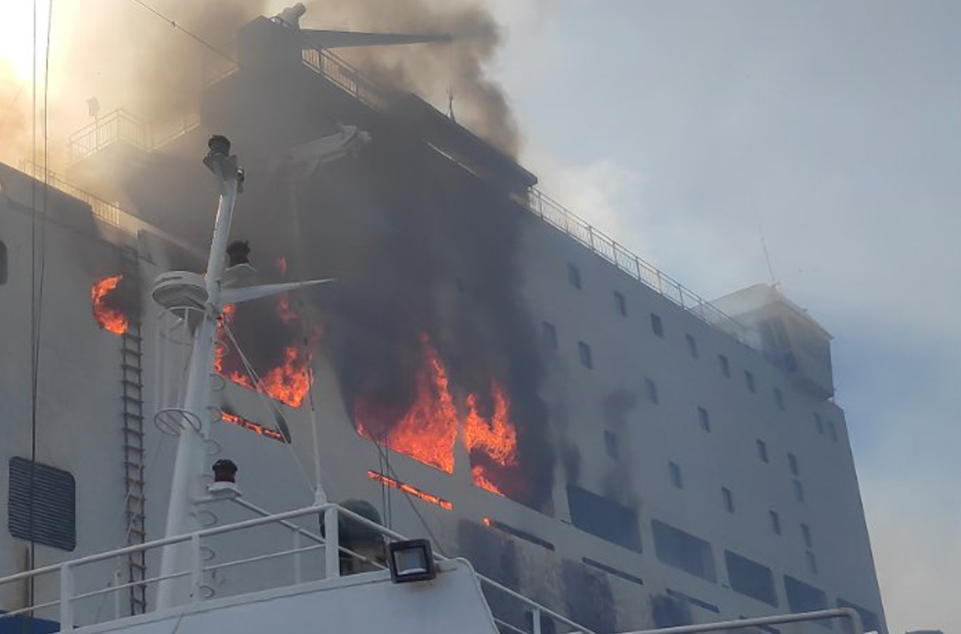 Φωτογραφία από την Πυροσβεστική Υπηρεσία από την προσπάθεια κατάσβεσης της πυρκαγιάς στο πλοίο "EUROFERRY OLYMPIA", Παρασκευή 18 φεβρουαρίου 2022.
(ΠΥΡΟΣΒΕΣΤΙΚΗ ΥΠΗΡΕΣΙΑ