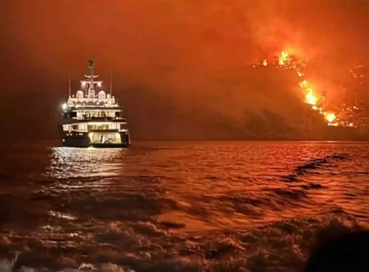 Φωτιά στην Ύδρα: Ο διοικητής της πυροσβεστικής δεν πήρε ποτέ κατάθεση από τους επιβάτες της θαλαμηγού