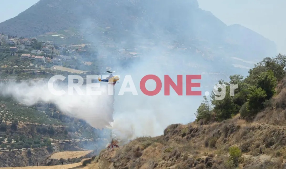 Φωτιά στο Hράκλειο Kρήτης κοντά σε οικιστική ζώνη: Καίει σε δύσβατη περιοχή