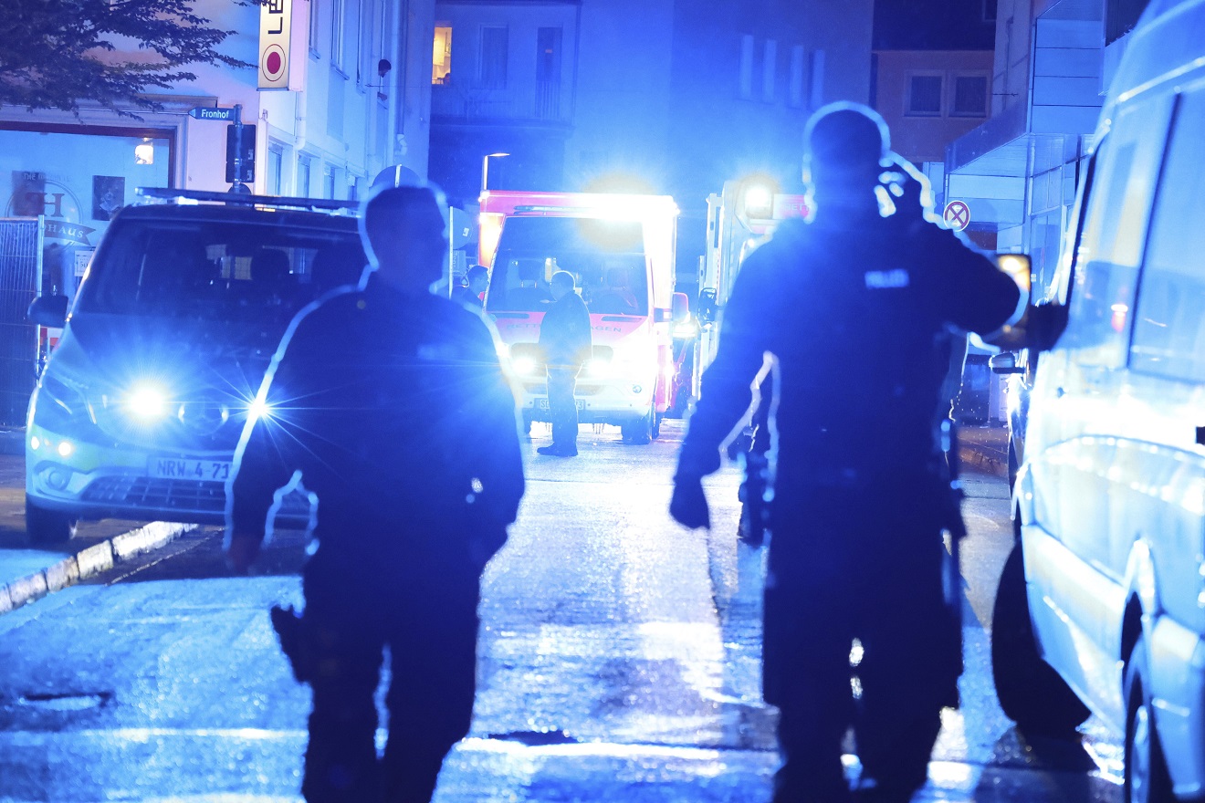 23 August 2024, North Rhine-Westphalia, Solingen: Police stand near the scene. There were fatalities and injuries in an attack at the city's 650th anniversary celebrations. The murder weapon was presumably a knife, according to police sources. The police sounded a major alarm. Photo by: Gianni Gattus