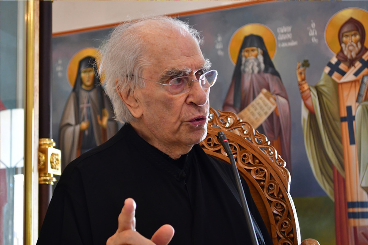 Ο καθηγητής φιλοσοφίας και συγγραφέας Χρήστος Γιανναράς κατά την εορτή του Αγίου Λουκά στο Ναύπλιο, Πέμπτη 11 Ιουνίου 2020. Με κάθε μεγαλοπρέπεια η Μητρόπολη  Αργολίδας τιμά τον Άγιο Λουκά Αρχιεπίσκοπο Συμφερουπόλεως και  Κριμαίας τον ιατρό, στον ομώνυμο Ιερό ναό του Αγίου στην περιοχή Κριθαράκια Ναυπλίου. Τη θεία  λειτουργία στο Μητροπολιτικό παρεκκλήσιο του Αγίου Λουκά του Ιατρού  στο  Ναύπλιο  τέλεσε για πρώτη φορά ο Μητροπολίτης Αργολίδας Νεκτάριος Τη θεία  λειτουργία στο Μητροπολιτικό παρεκκλήσιο του Αγίου Λουκά του Ιατρού  στο  Ναύπλιο,  τέλεσε για πρώτη φορά ο Μητροπολίτης Αργολίδας Νεκτάριος . Το θείο λόγο κήρυξε  ο καθηγητής φιλοσοφίας και συγγραφέας Χρήστος Γιανναράς . Την παραμονή της εορτής τελέσθηκε αρχιερατικός εσπερινός από το Μητροπολίτη Αργολίδας. Κάθε χρόνο  ο Μητροπολίτης Αργολίδας  επισκέπτεται  την Κριμαία για τους εορτασμούς του Αγίου Λουκά του Ρώσου, αλλά  φέτος λόγω της πανδημίας που έφερε ο covid -19 ο Μητροπολίτης δεν  μπόρεσε να παραβρεθεί  στη Κριμαία. Στο ναό είχε τεθεί προς προσκύνηση τεμάχιο λειψάνου του Αγίου Λουκά. ΑΠΕ-ΜΠΕ