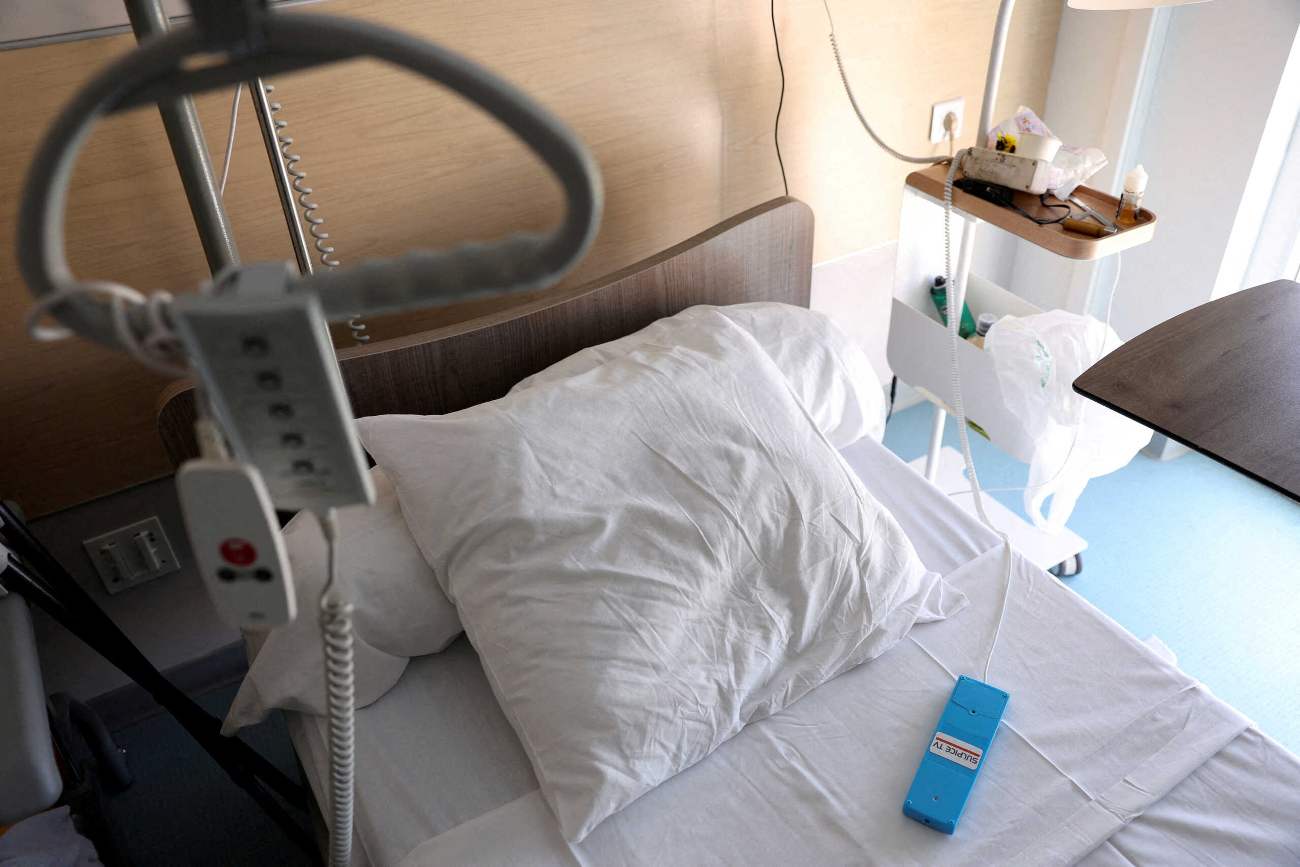 FILE PHOTO: A hospital bed at the palliative care unit of the Clinic Saint-Elisabeth, in Marseille, France, May 31, 2024. REUTERS