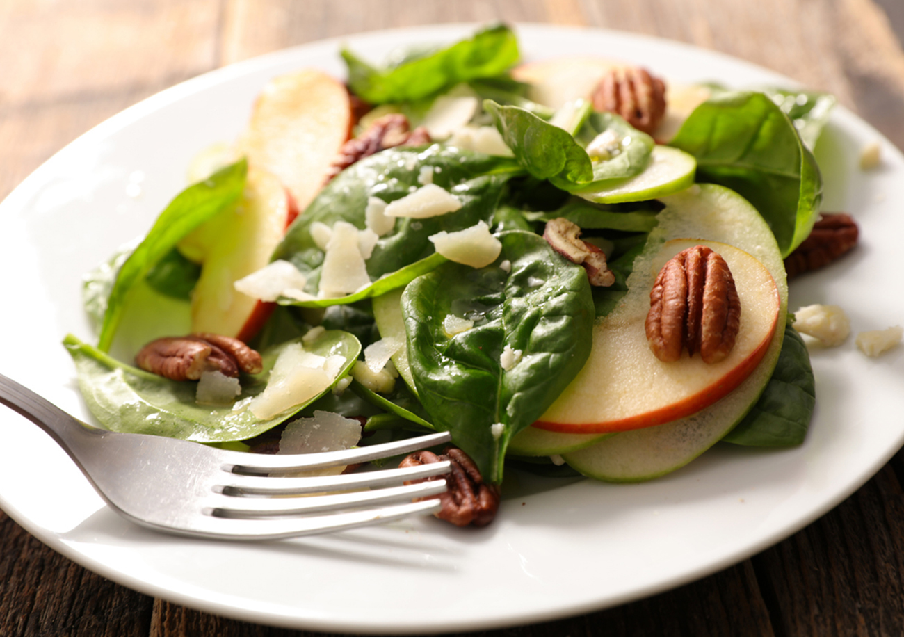 spinach, pecan and apple salad