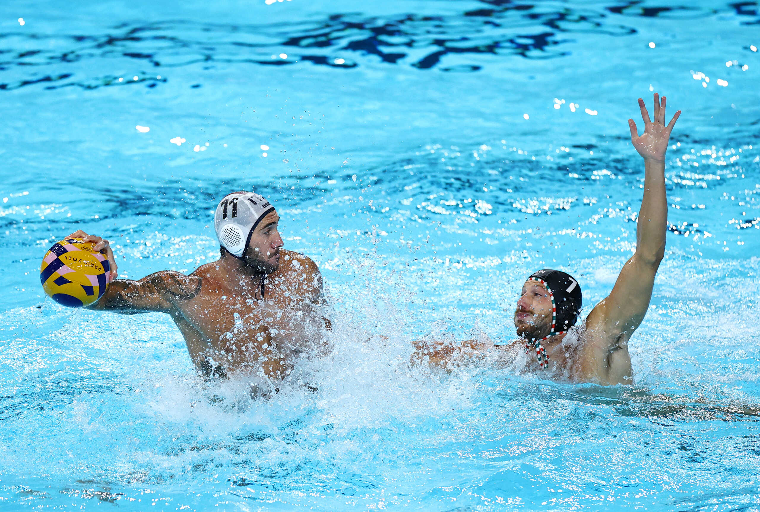Paris 2024 Olympics - Water Polo - Men's Quarterfinal - Italy vs Hungary - Paris La Defense Arena, Nanterre, France - August 07, 2024. Edoardo di Somma of Italy in action with Gergo Zalanki of Hungary. REUTERS