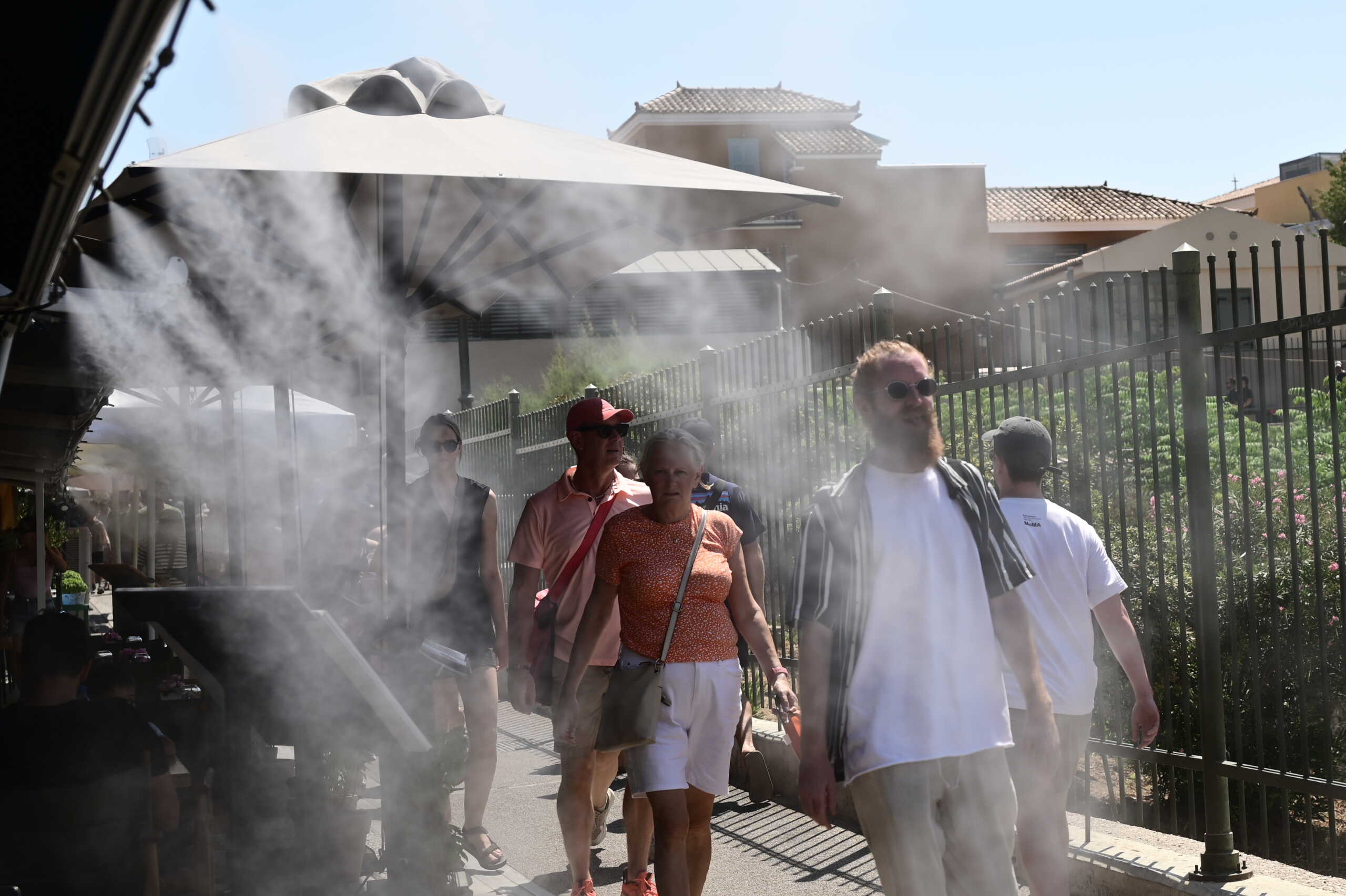 Κάτω απο υψηλές θερμοκρασίες η βόλτα των τουριστών στην Αθήνα.  Παρασκευή 16 Αυγούστου 2024  (ΜΙΧΑΛΗΣ ΚΑΡΑΓΙΑΝΝΗΣ