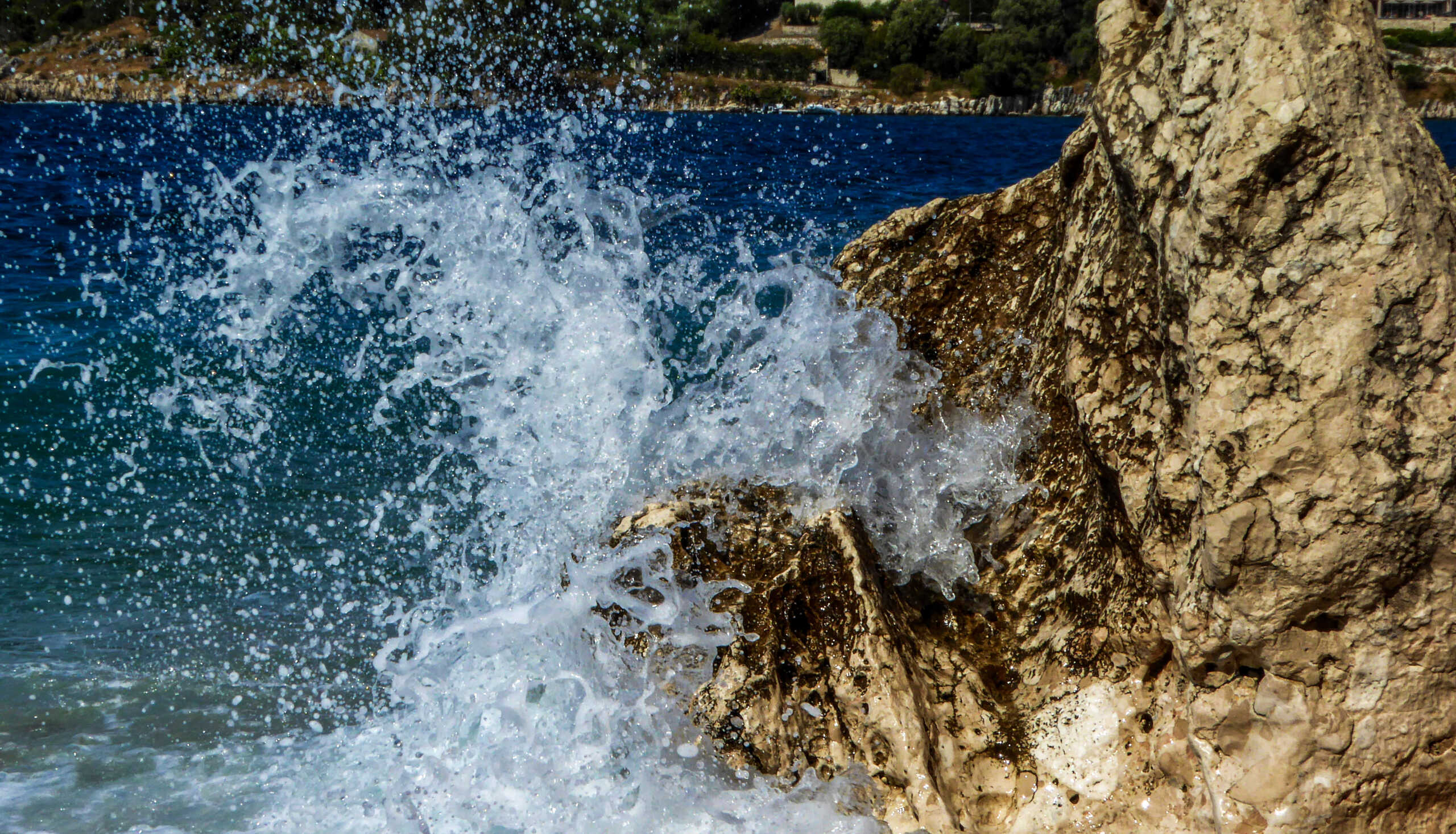 Στιγμιότυπο από παραλία της Κερκύρας.  
(ΓΙΩΡΓΟΣ ΚΟΝΤΑΡΙΝΗΣ